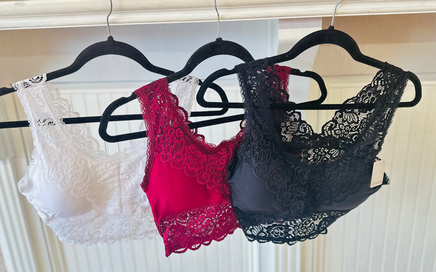 SEAMLESS LACE PADDED BRALETTES