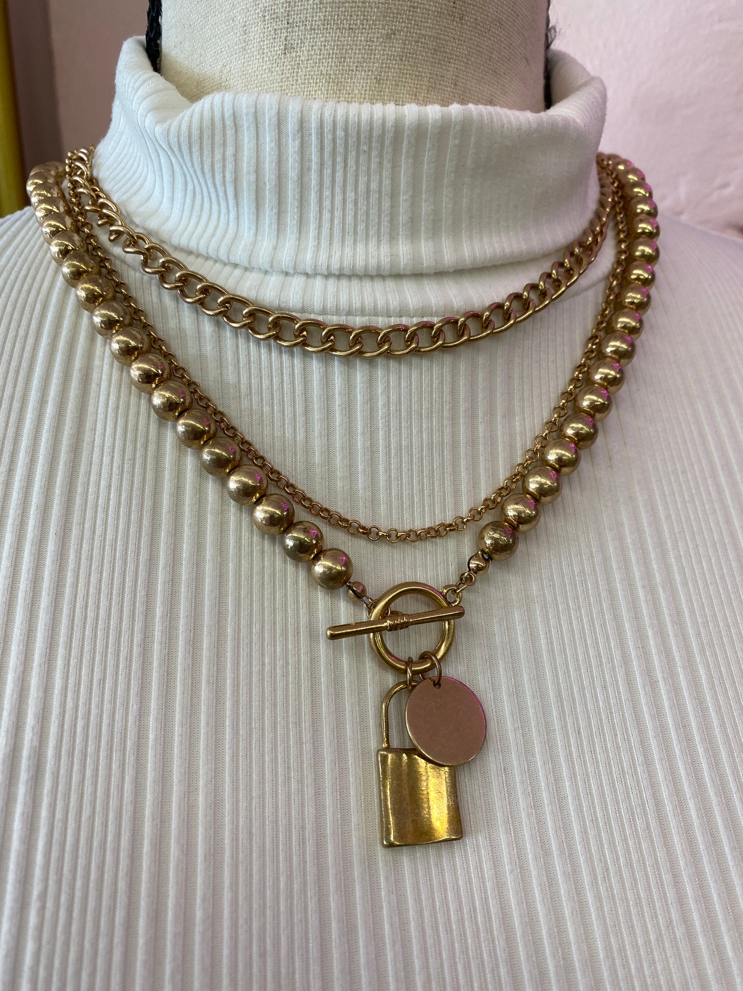 3CHAIN TOGGLE NECKLACE WITH LOCK CHARM