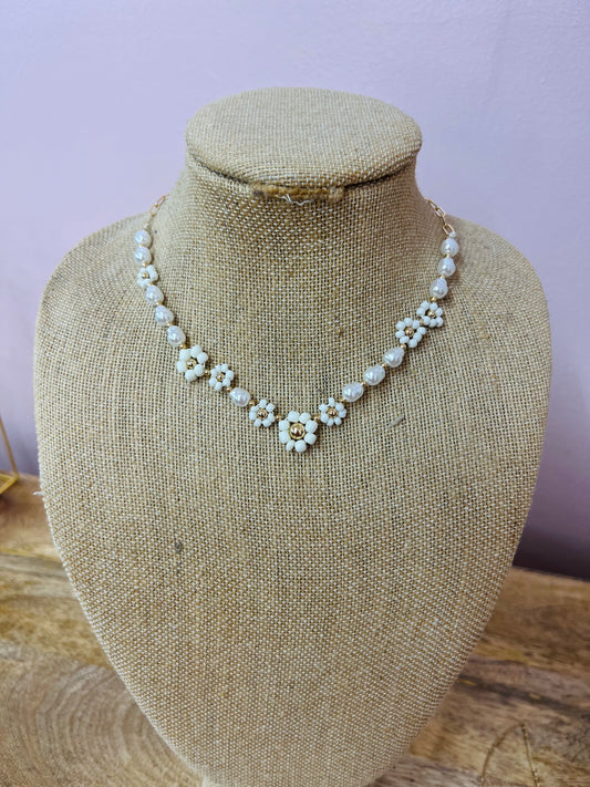 SEED BEAD FLOWER DETAIL NECKLACE