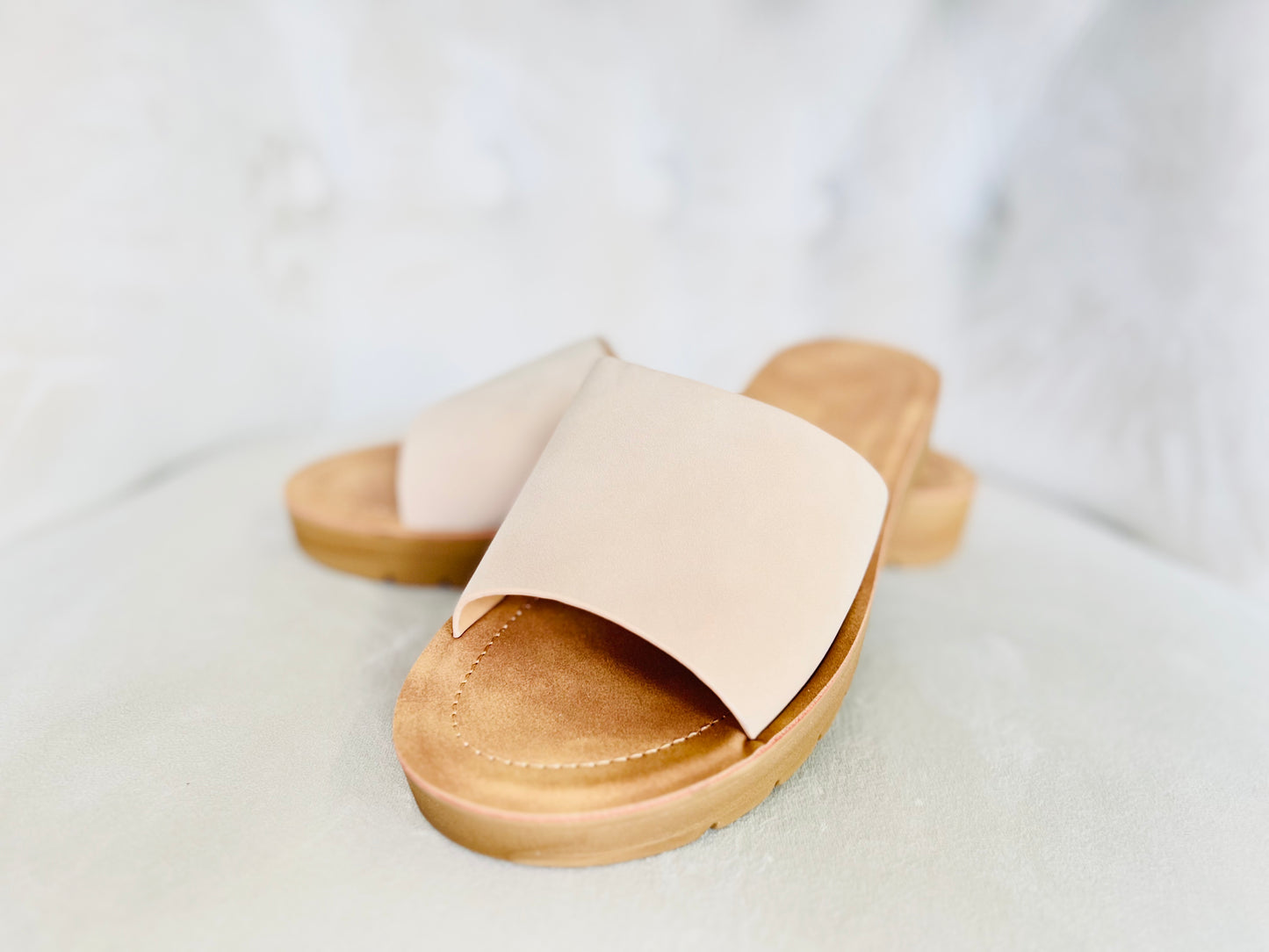 SIMPLE BOLD SOLE WEDGE SANDAL